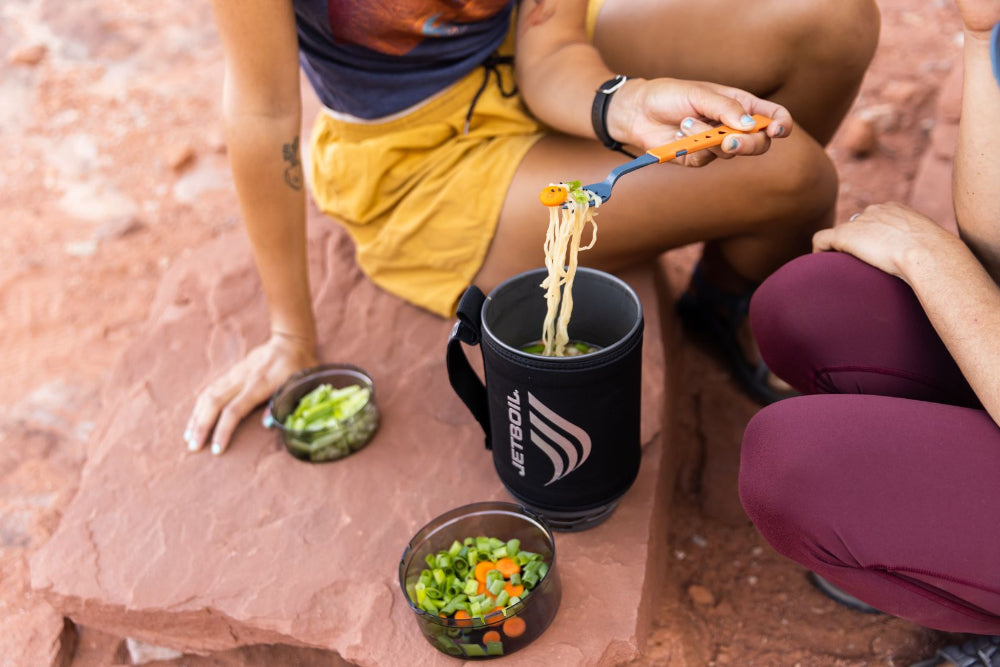 The SUMO packs the same regulator control as other Jetboil-regulated cooking systems, but with a higher-capacity cup-to-fuel cooking ratio for you and your friends.